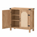 Buffet en bois avec porte en osier et étagères intégrées