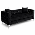 Canapé en velours noir avec pieds en métal et clous décoratifs